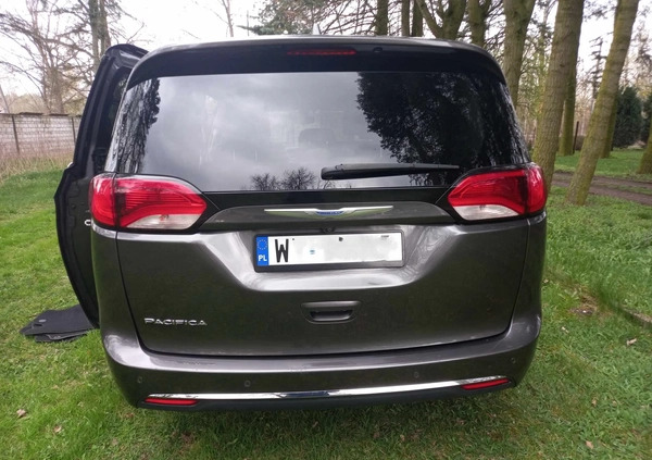 Chrysler Pacifica cena 98000 przebieg: 77931, rok produkcji 2018 z Warszawa małe 121